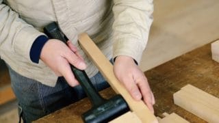 家具の修理作業の様子