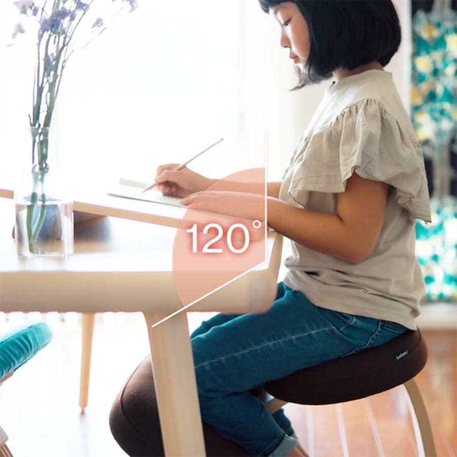 バランスイージーに座って勉強している子どもを横から撮影した写真。画像には上体と太ももの角度を示すラインが引かれていて、「120°」と記載されている。