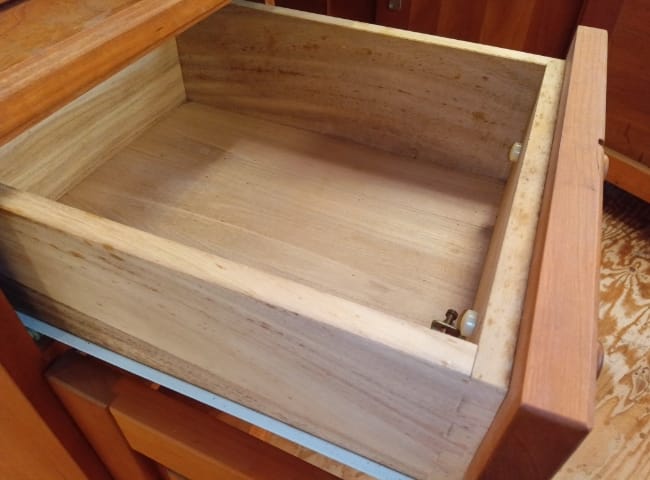 写真：引き出し内部の細かなシミ