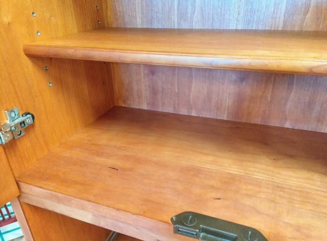 写真：修繕後の棚板
