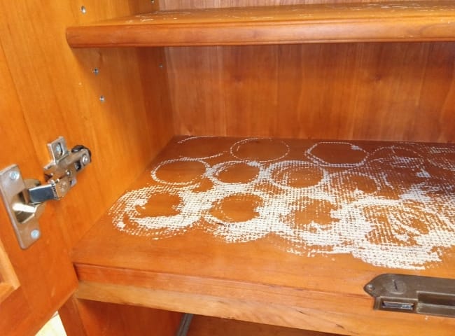 写真：修繕前の棚板