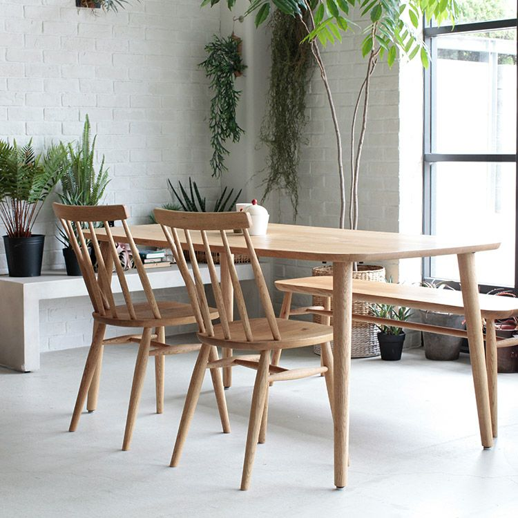 写真:楢材を使った家具が配置された部屋