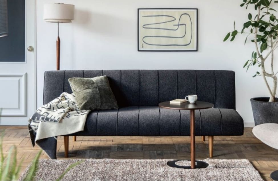 写真：室内に置かれたシンプルなソファ。