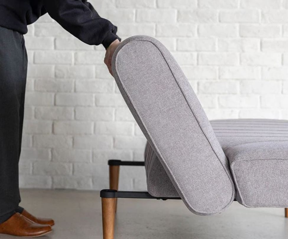 写真：横から見たソファ。背もたれに手を掛けているところ