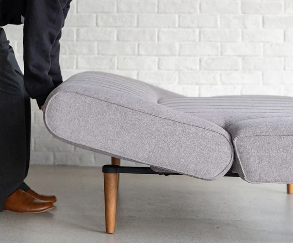 写真：横から見たソファ。背もたれを後ろに倒しているところ