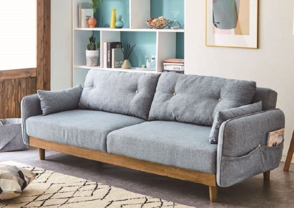 写真：室内に置かれたソファベッド。ソファの状態。