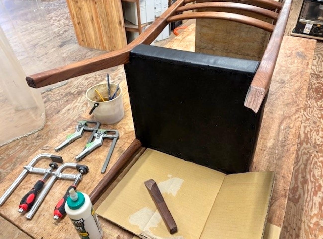 写真：修理中の椅子。右後ろ側の脚が折れている