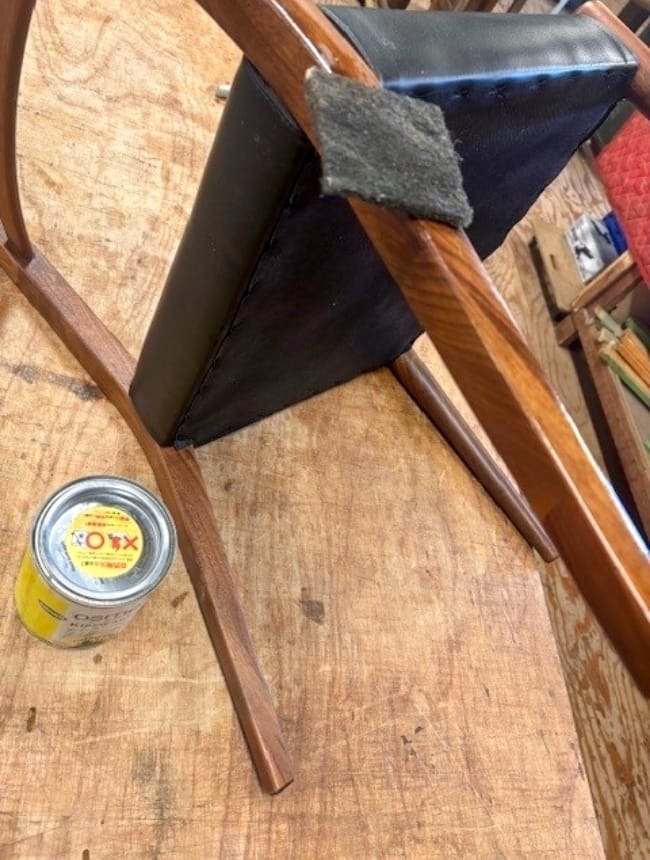 椅子とオイル缶の写真