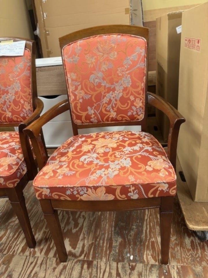 写真：目立つ傷はなく、クッションの色や柄も鮮やかな椅子