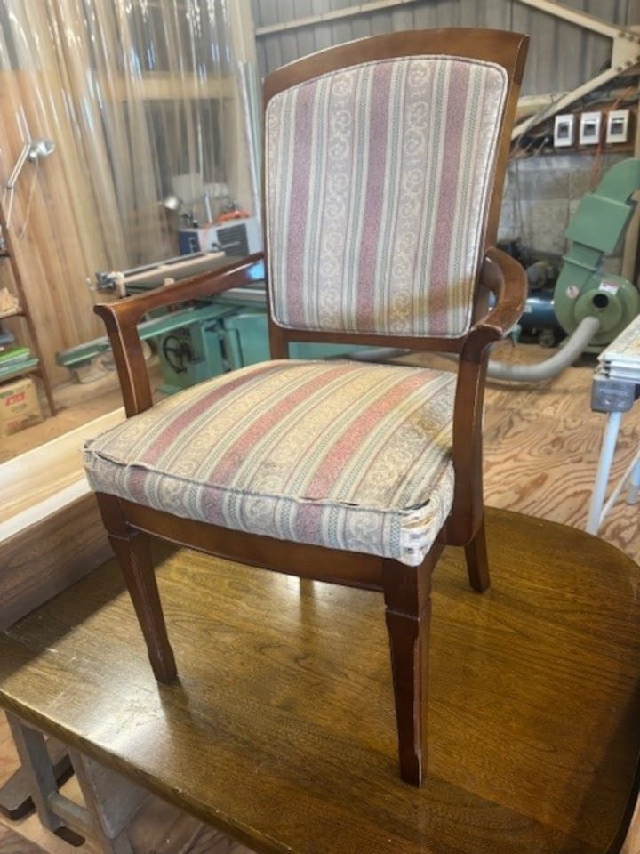 写真：年季の入った椅子