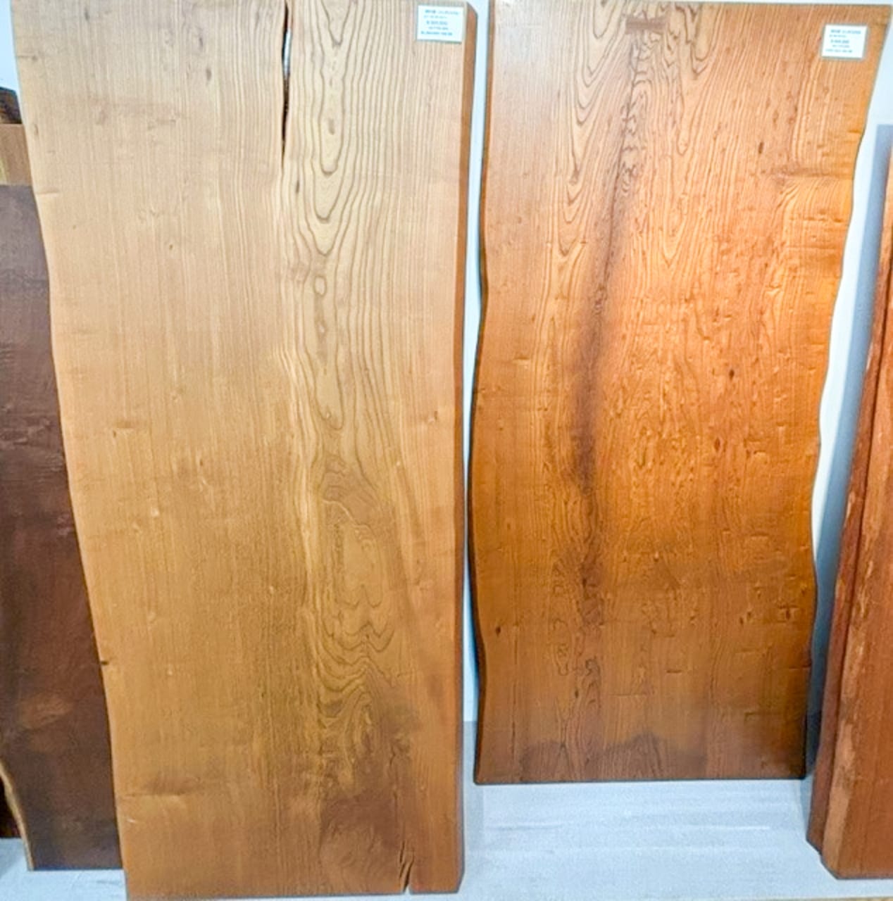 写真：神代欅（じんだいけやき）の一枚板